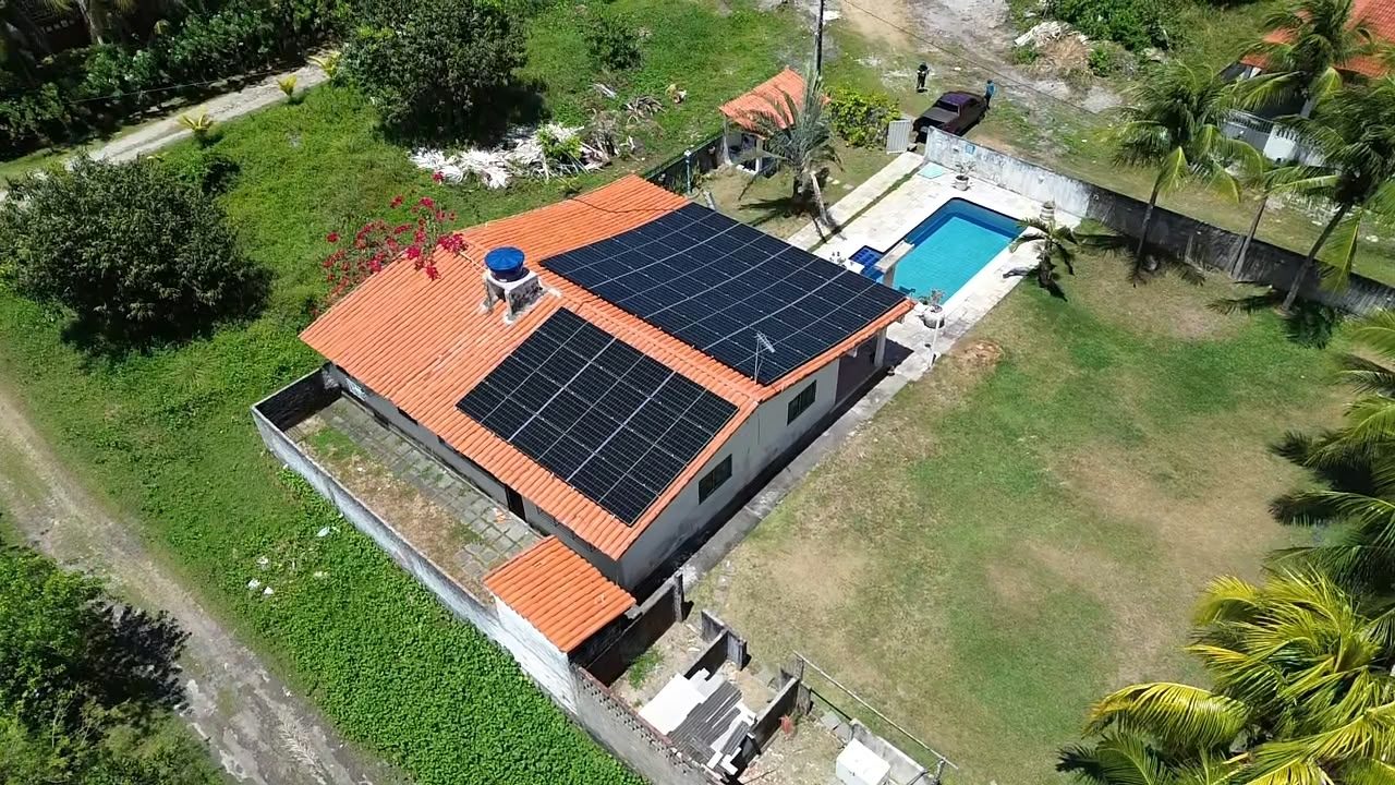 Casa com sistema solar em telhado colonial, vista de cima