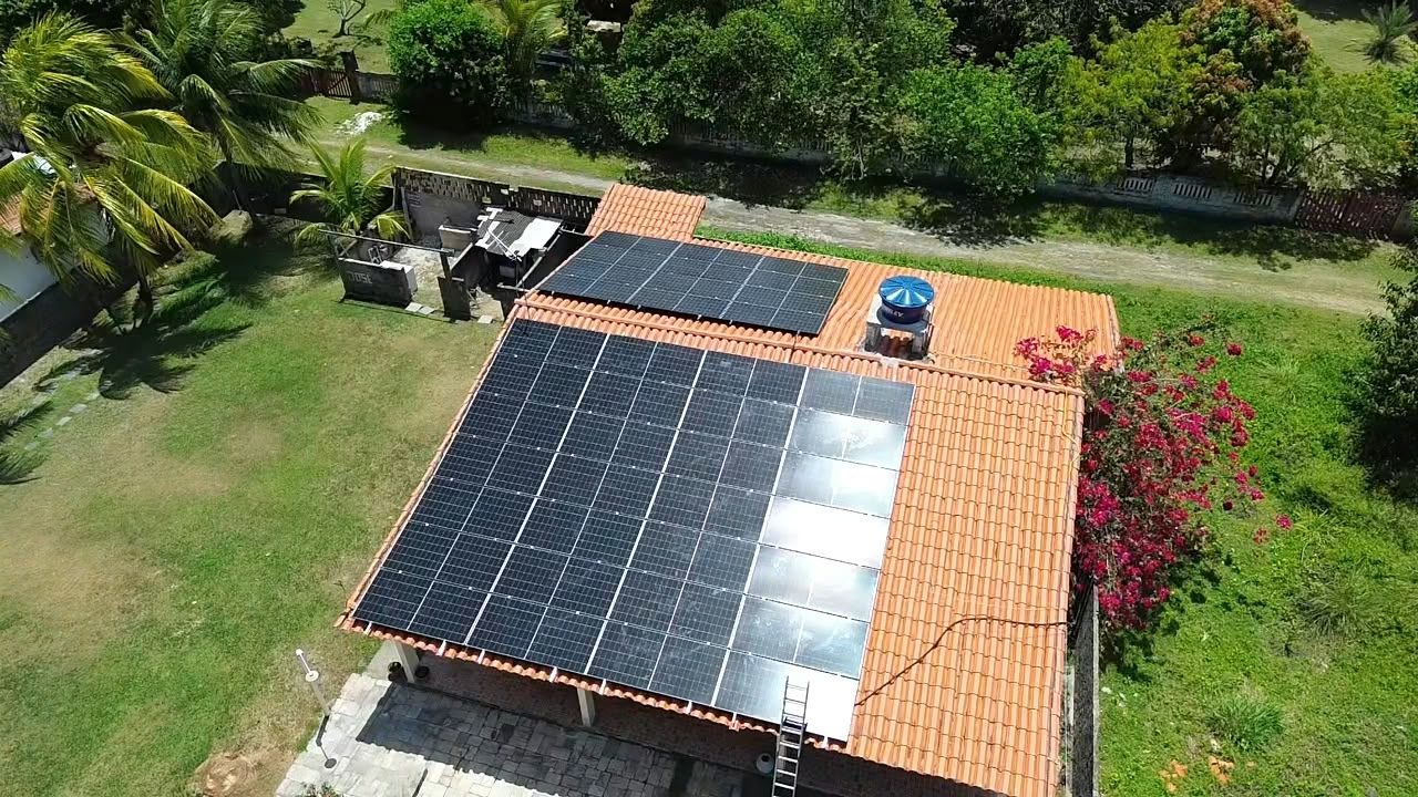 Placas solares em telhado colonial