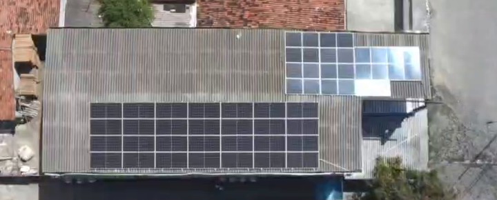 Sistema solar em telhado de fibrocimento, visto de drone